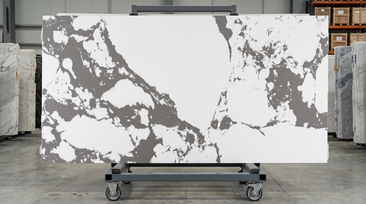 bulgary-vein-white-artificial-marble-full-slab Full slab display of Bulgary Vein White Artificial Marble on a showroom rack