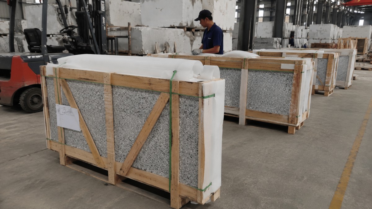 Export packing and labeling for terrazzo slabs before container loading