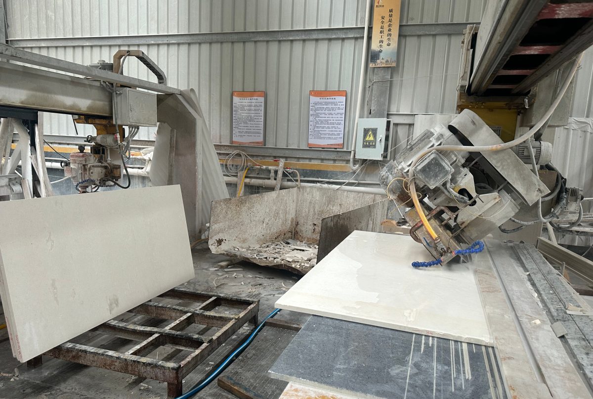 benin-white-limestone-cut-to-size-on-cutting-plat Actual cut-to-size limestone panels on infra cutting machine